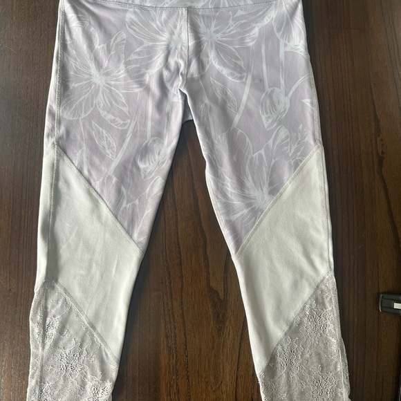 Fabletics Light Gray Leggings - Medium - Picture 9 of 14